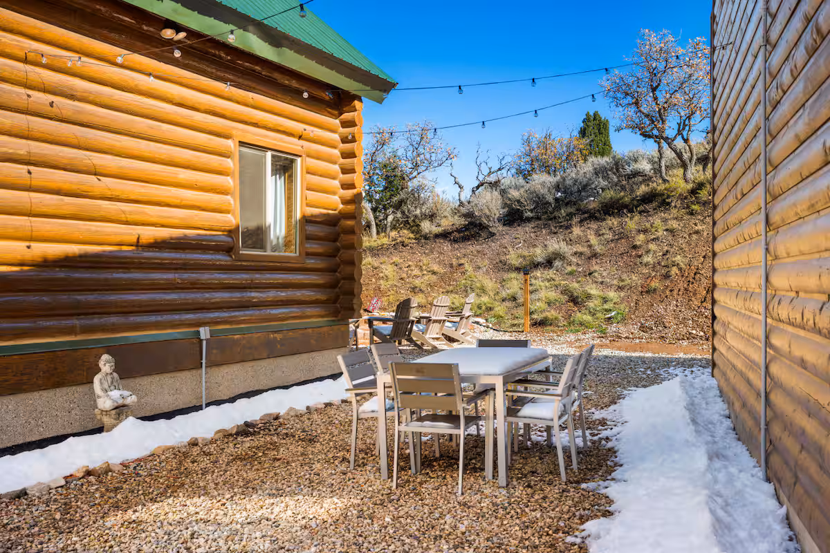 Woodland Hills — Outdoor Seating Area